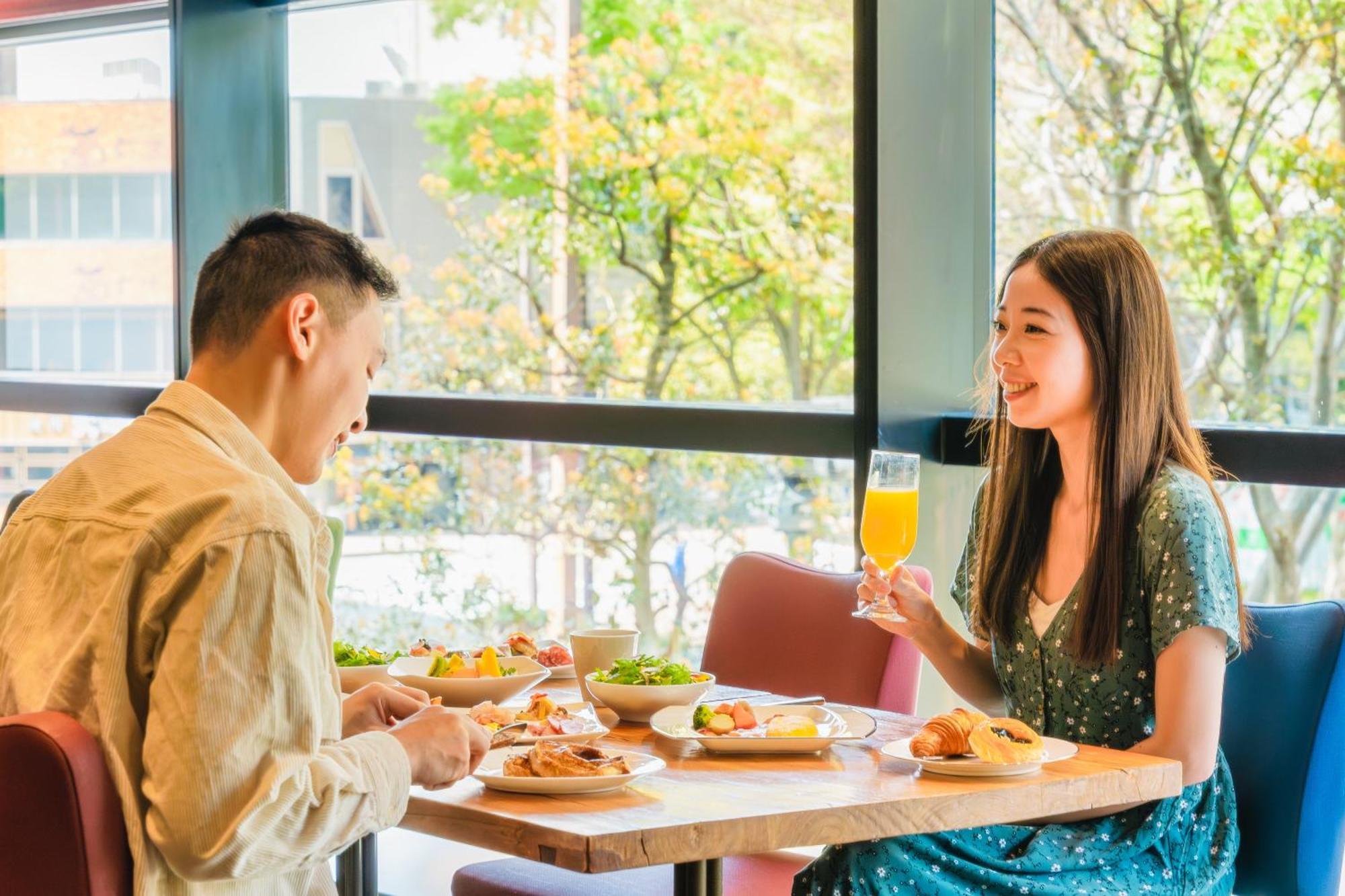 Hotel Nikko Канандзава Экстерьер фото A couple eating at a restaurant